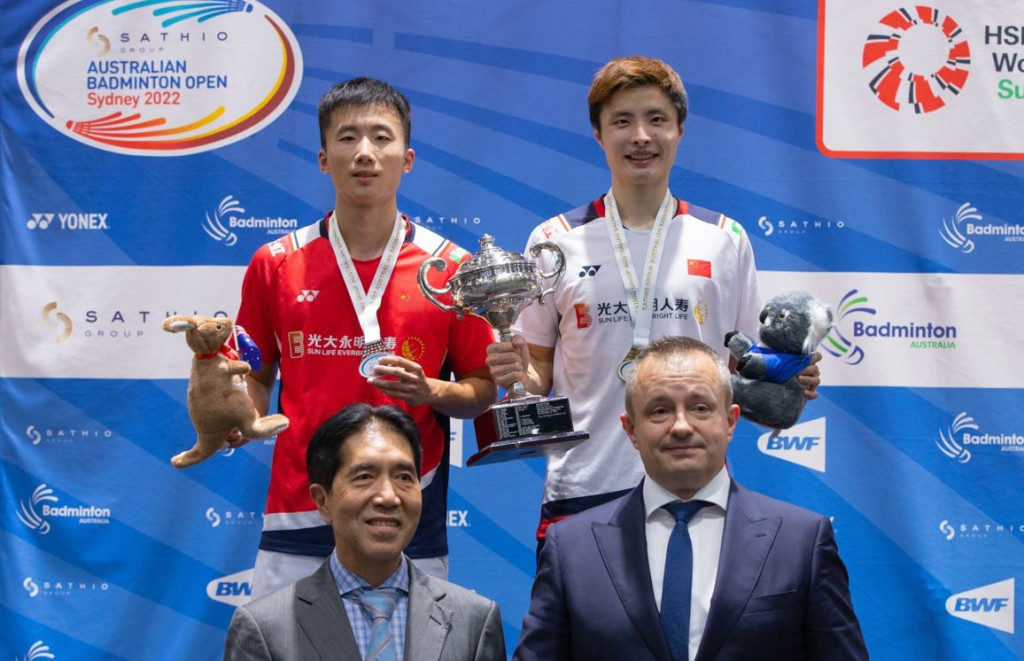 Winner An Se Young (right) and runner-up Gregoria Mariska Tunjung with 1992 Olympic winners Alan Budi Kusuma and Susi Susanti.